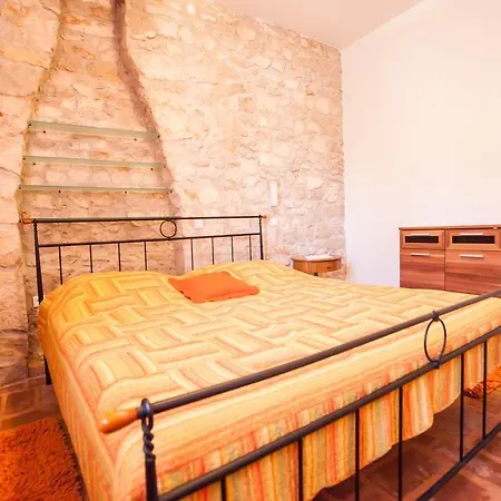 Elija Apartment